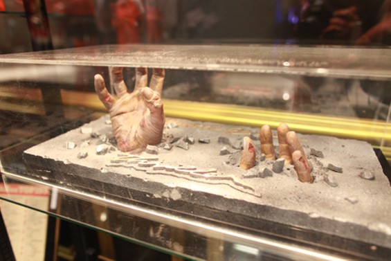 10 Benda aneh koleksi Michael Jackson, ada boneka hantu