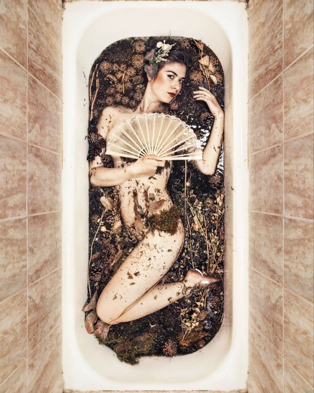 Cewek ini pemotretan di 100 bathtub berbeda, seni yang antimainstream