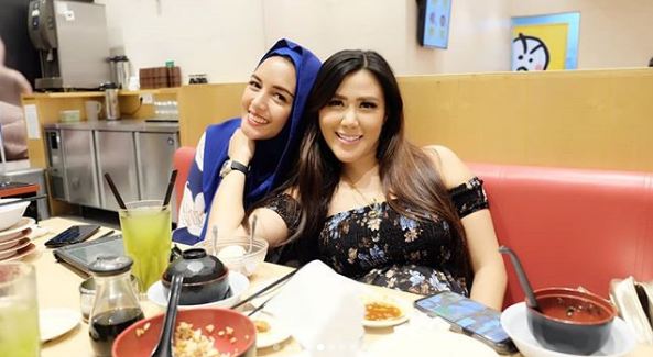 10 Bukti Rey Utami masih suka tampil seksi meski sedang hamil