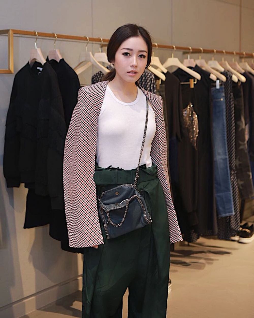 10 Pesona cantik dan glamor Ling Ling, menantu baru di keluarga Bakrie