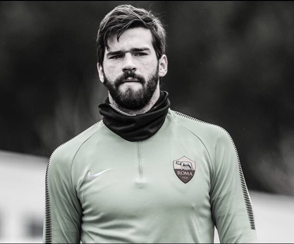 7 Potret Alisson Becker, kiper AS Roma yang disebut mirip Messi