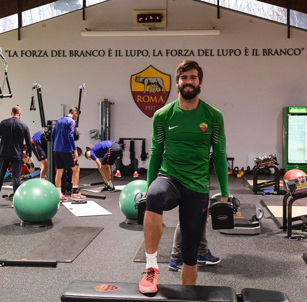 7 Potret Alisson Becker, kiper AS Roma yang disebut mirip Messi