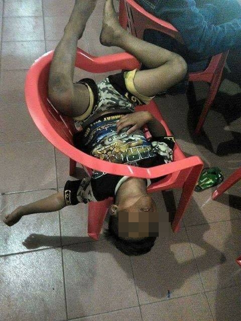 15 Gaya tidur pengguna warnet ini ekstrem abis, bikin ketawa ngakak