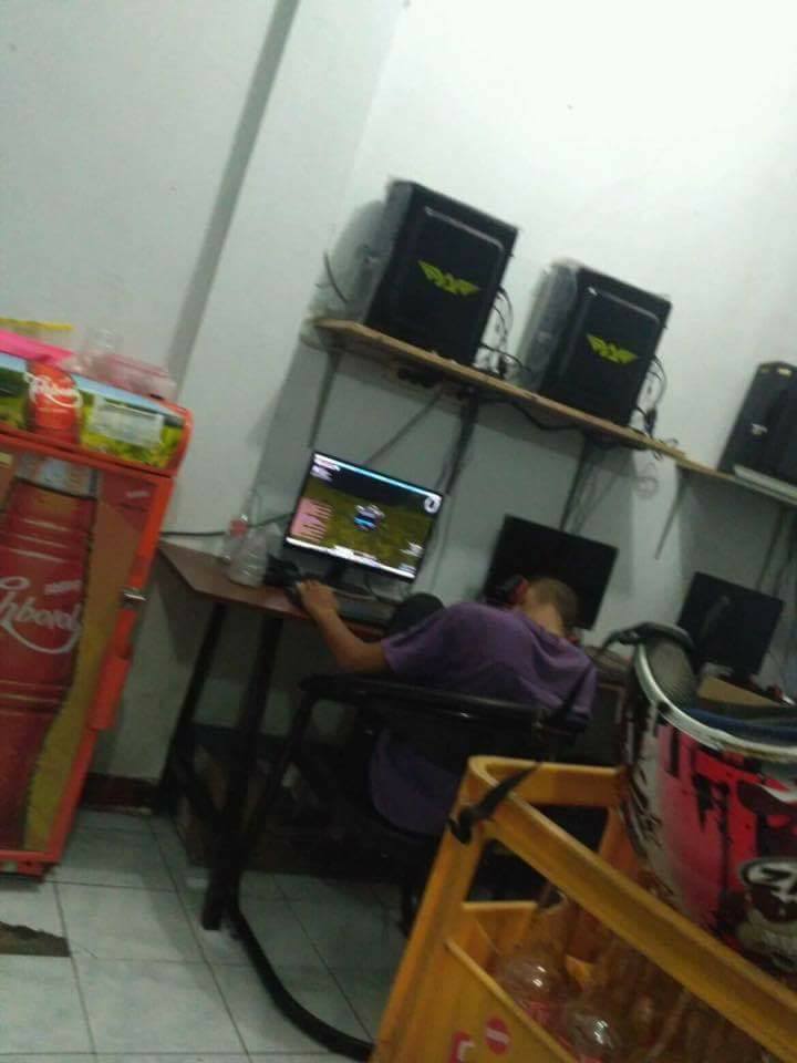 15 Gaya tidur pengguna warnet ini ekstrem abis, bikin ketawa ngakak
