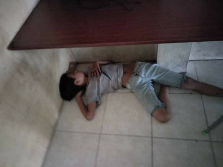 15 Gaya tidur pengguna warnet ini ekstrem abis, bikin ketawa ngakak