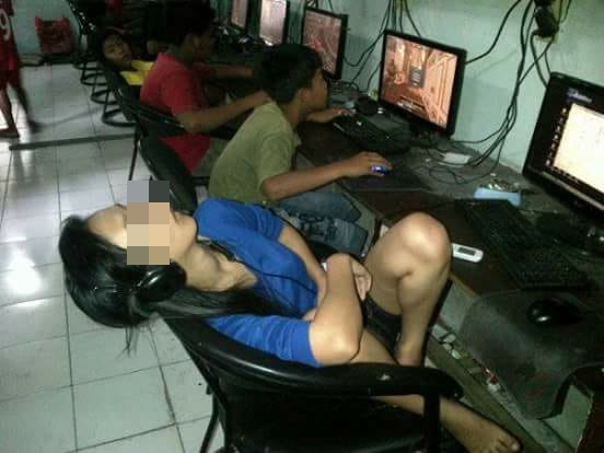 15 Gaya tidur pengguna warnet ini ekstrem abis, bikin ketawa ngakak