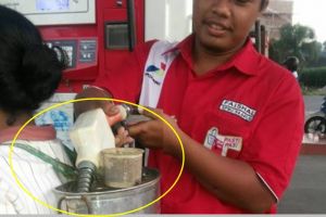 Cara emak-emak beli BBM di SPBU ini bikin geleng-geleng kepala