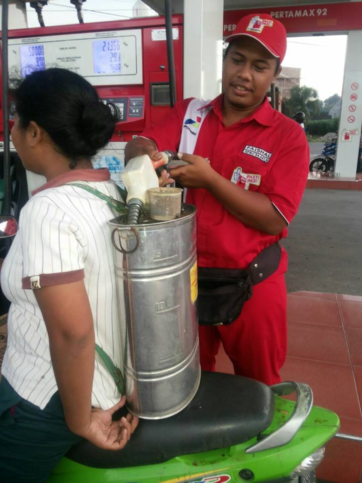 Cara emak-emak beli BBM di SPBU ini bikin geleng-geleng kepala