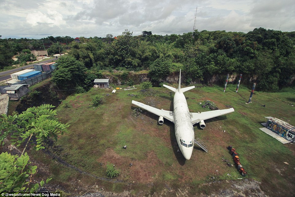 Pesawat di tebing bekas tambang kapur di Bali bikin geger media luar