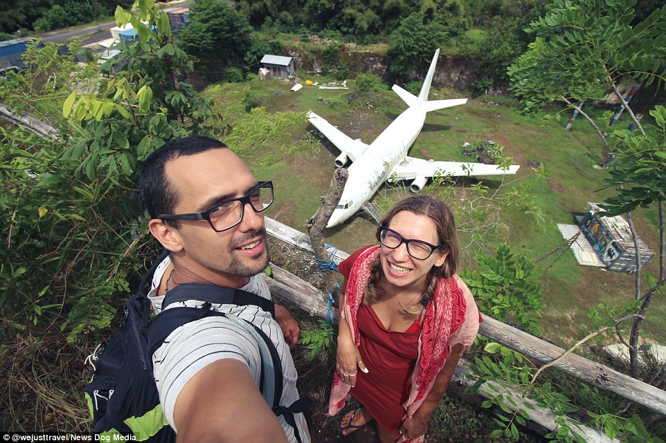 Pesawat di tebing bekas tambang kapur di Bali bikin geger media luar