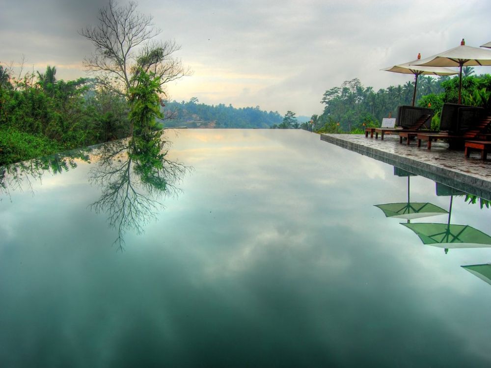 10 Desain kolam renang tanpa batas terbaik dunia, ada dari Indonesia