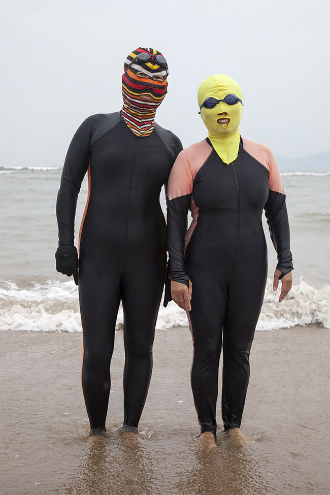 14 Gaya bikini orang China saat main ke pantai, biar nggak gosong
