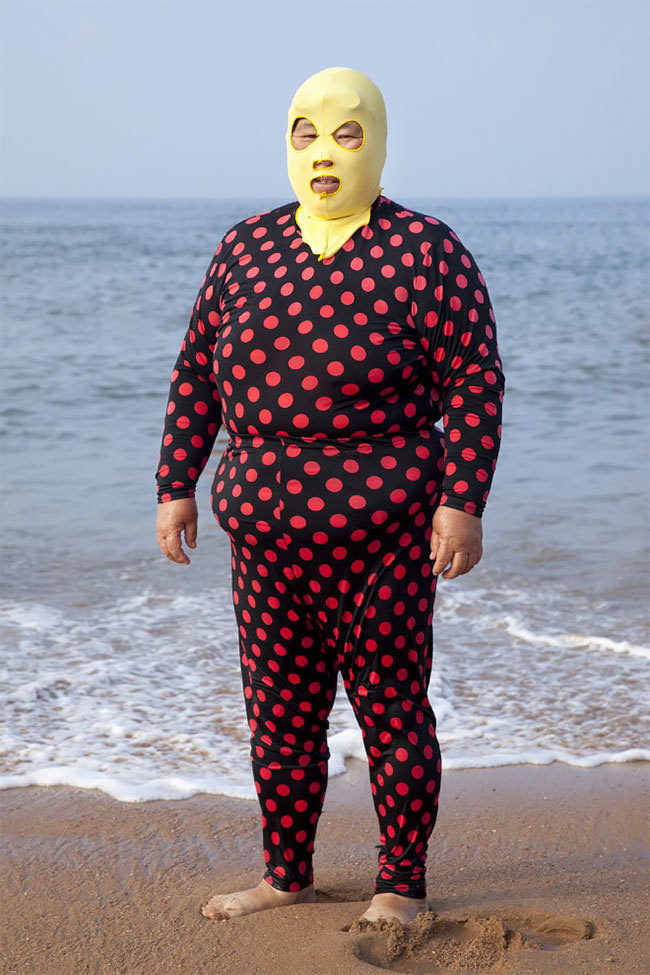 14 Gaya bikini orang China saat main ke pantai, biar nggak gosong