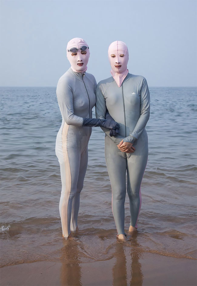 14 Gaya bikini orang China saat main ke pantai, biar nggak gosong