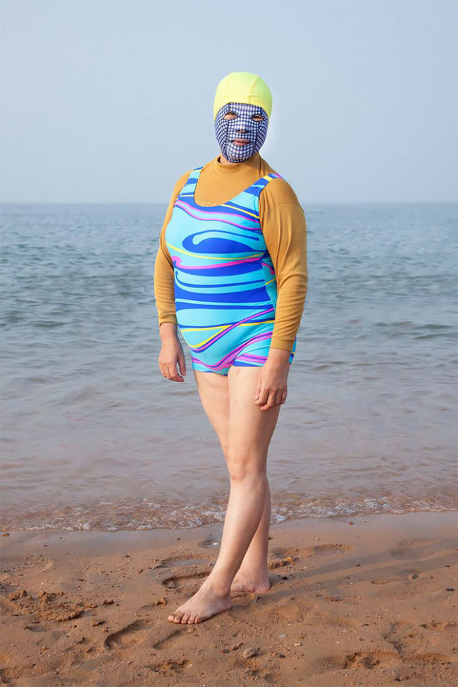 14 Gaya bikini orang China saat main ke pantai, biar nggak gosong