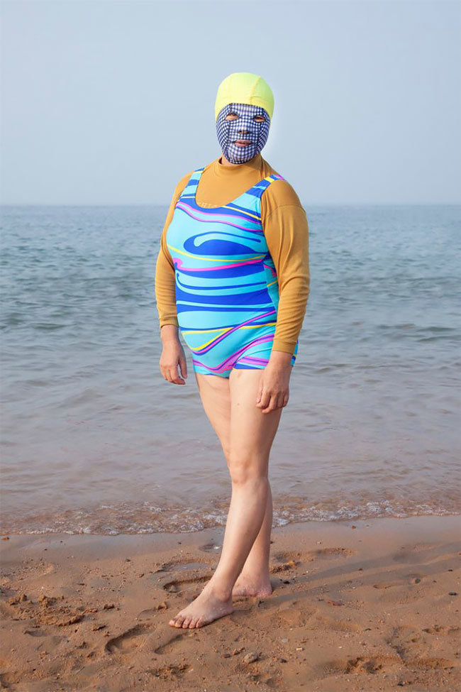 14 Gaya bikini orang China saat main ke pantai, biar nggak gosong
