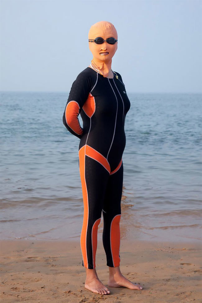 14 Gaya bikini orang China saat main ke pantai, biar nggak gosong