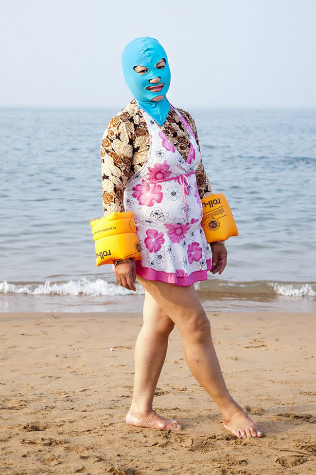 14 Gaya bikini orang China saat main ke pantai, biar nggak gosong