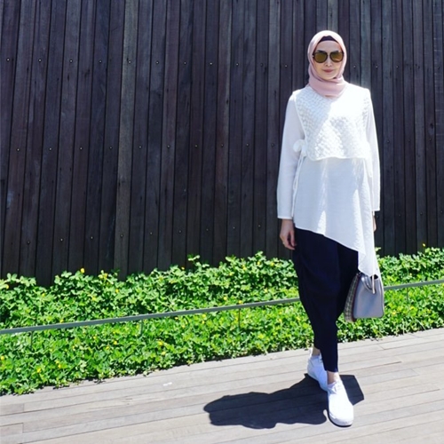 10 Gaya fashion simpel ala Fenita Arie, cocok bagi yang baru berhijab