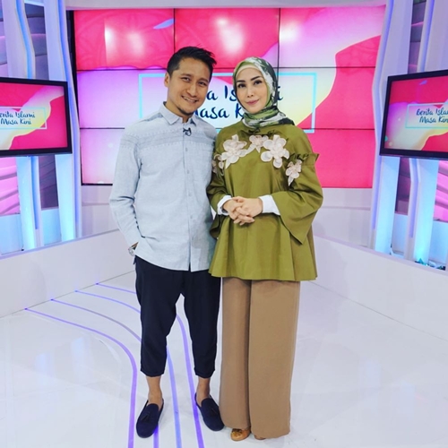 10 Gaya fashion simpel ala Fenita Arie, cocok bagi yang baru berhijab