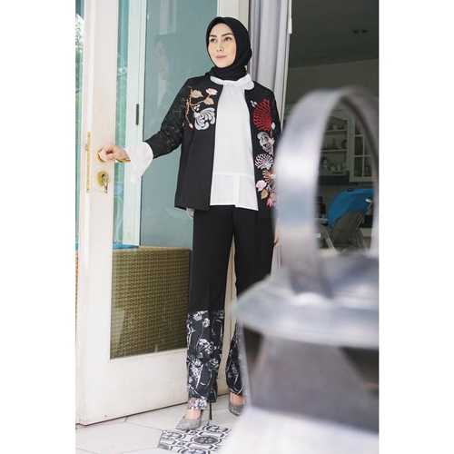 10 Gaya fashion simpel ala Fenita Arie, cocok bagi yang baru berhijab