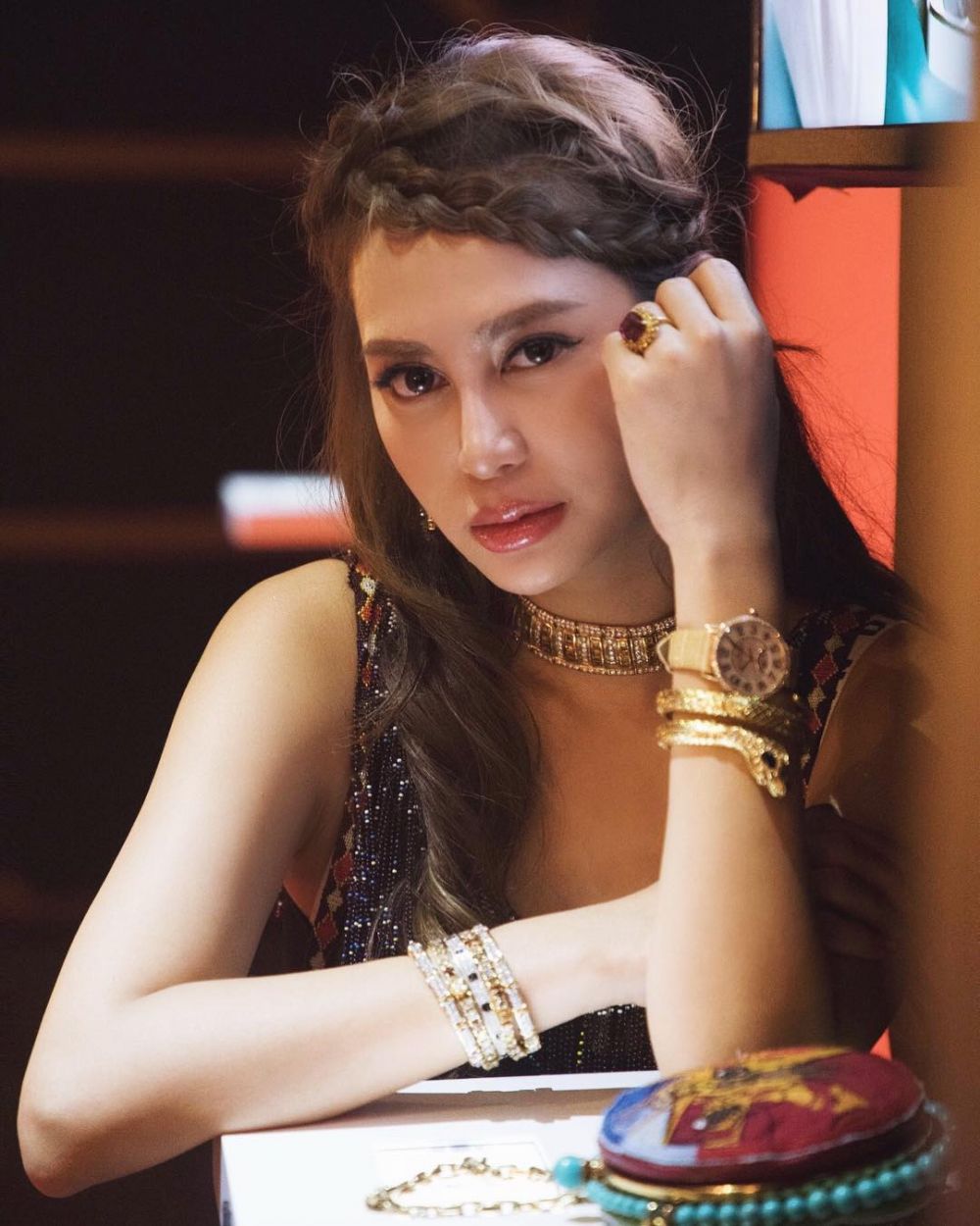 10 Gaya glamor Eleanor Lam, putri konglomerat & sosialita Hong Kong