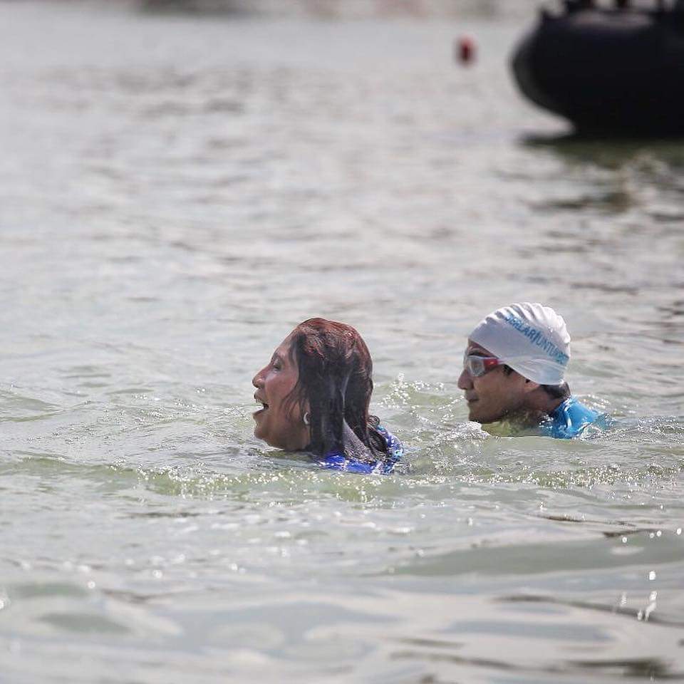 6 Aksi Bu Susi dan Sandiaga Uno di Danau Sunter, ngopi & renang bareng