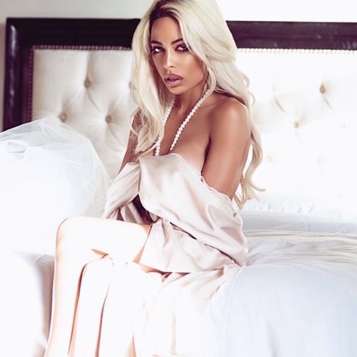 10 Pose seksi Kaila Methven, pewaris ayam KFC dan CEO lingerie mewah