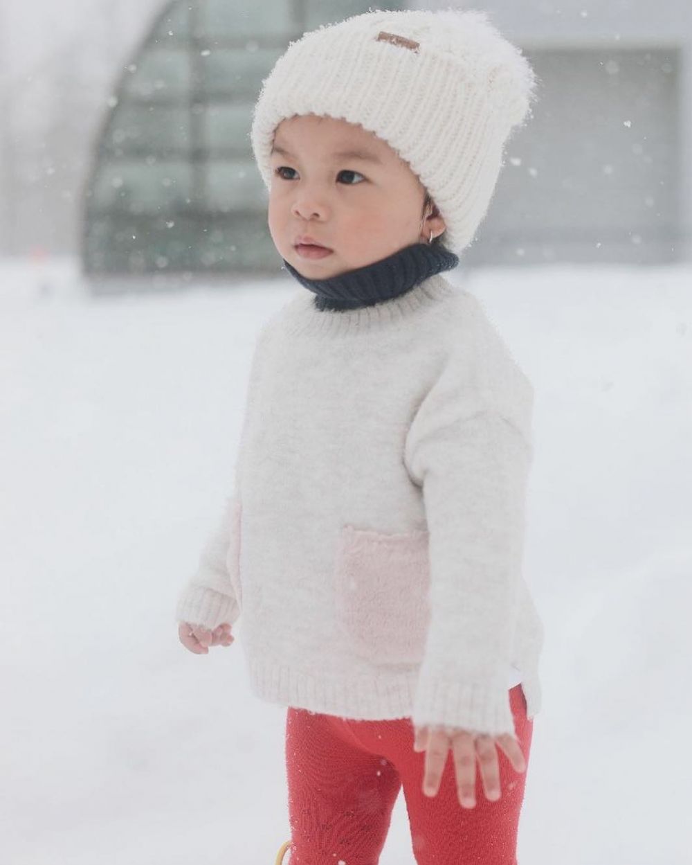 5 Aksi gemas Nastusha Olivia di bawah guyuran salju, kuat tahan dingin
