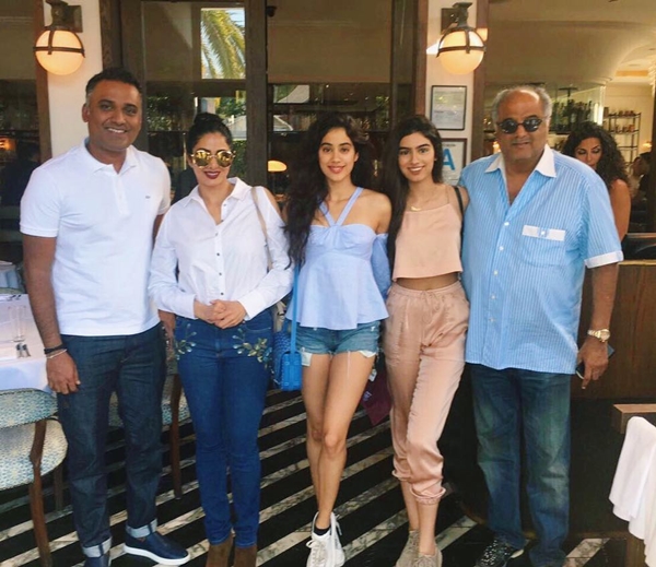 10 Potret kehangatan keluarga Sridevi, harmonis dan kompak banget