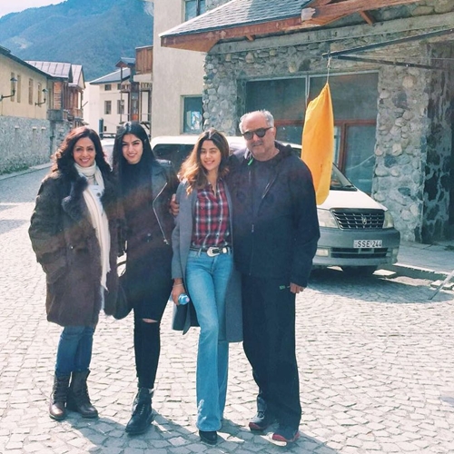 10 Potret kehangatan keluarga Sridevi, harmonis dan kompak banget