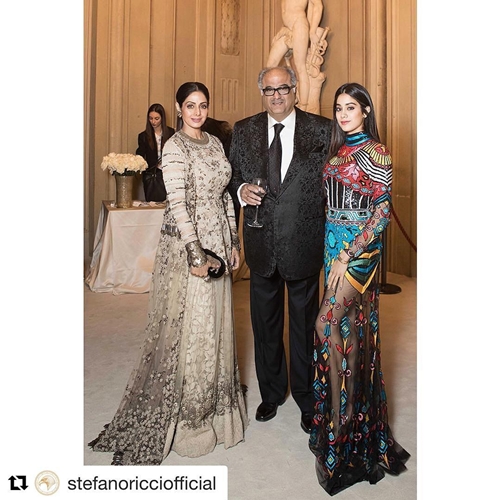 10 Potret kehangatan keluarga Sridevi, harmonis dan kompak banget