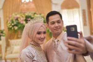 Posting foto bareng istri baru & mantan istri, Tommy Kurniawan dipuji