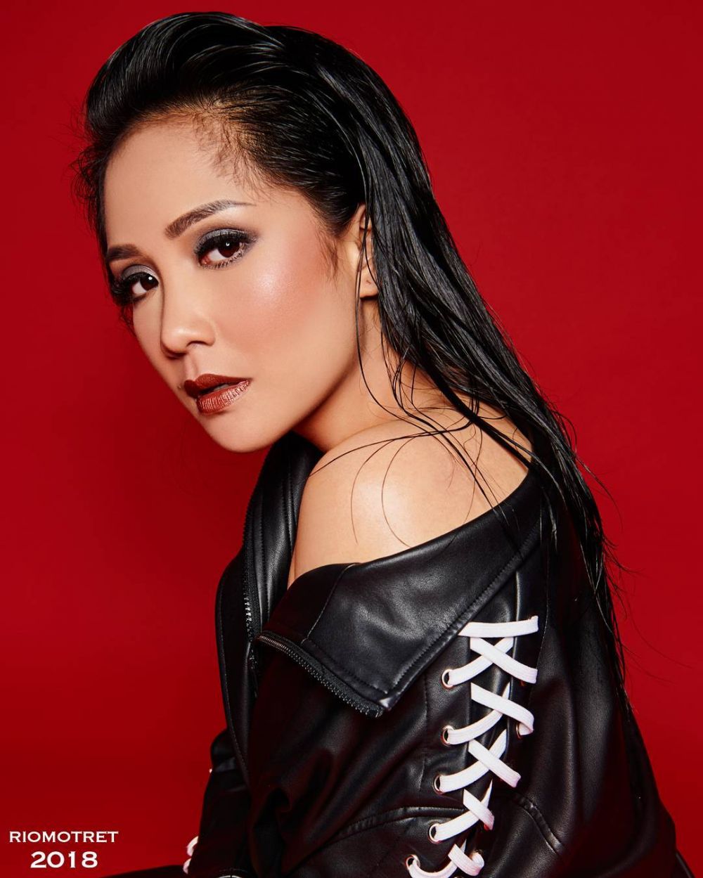 7 Foto pemotretan Raffi Ahmad & Nagita Slavina, fierce dan hot abis