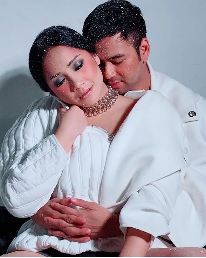 7 Foto pemotretan Raffi Ahmad & Nagita Slavina, fierce dan hot abis