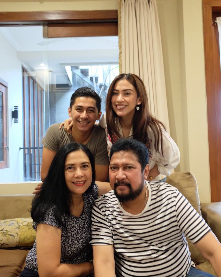 5 Pasangan seleb ini tetap mesra meskipun sudah resmi bercerai 