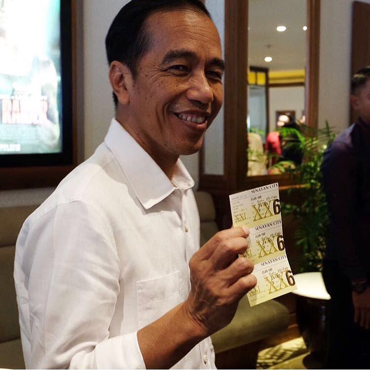 7 Momen Jokowi nonton film Dilan 1990, nostalgia masa SMA
