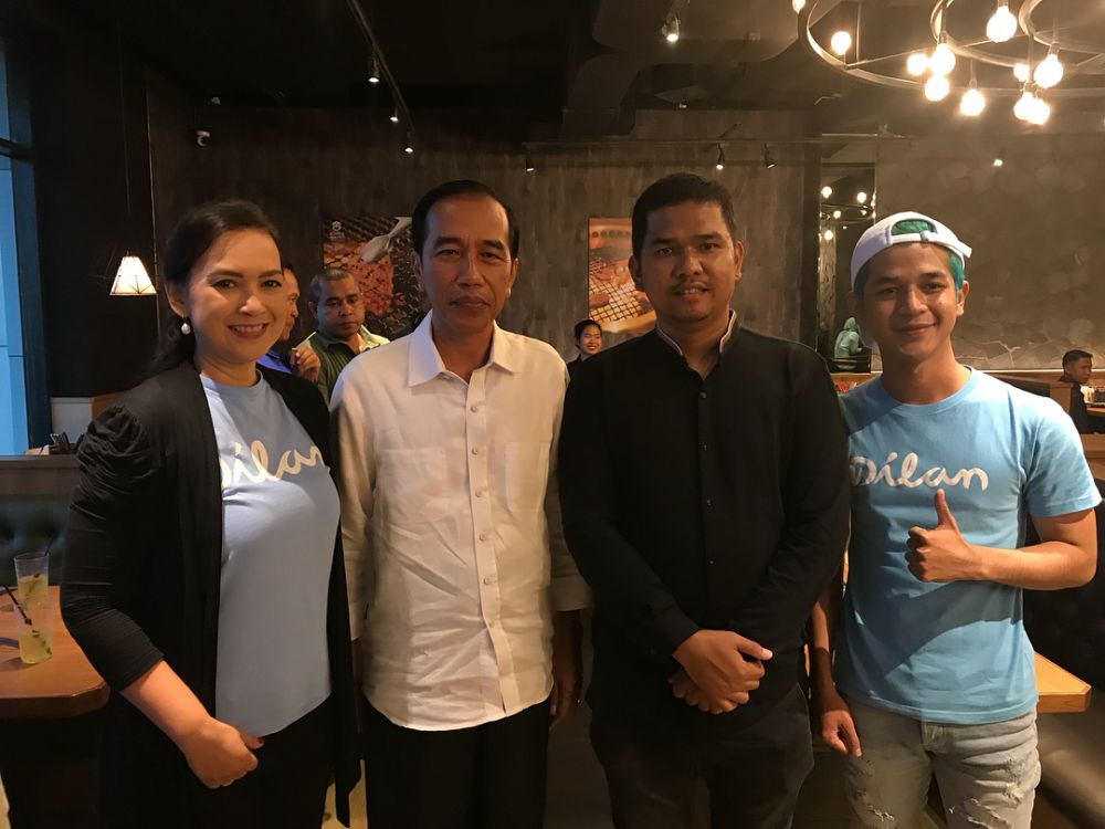 7 Momen Jokowi nonton film Dilan 1990, nostalgia masa SMA