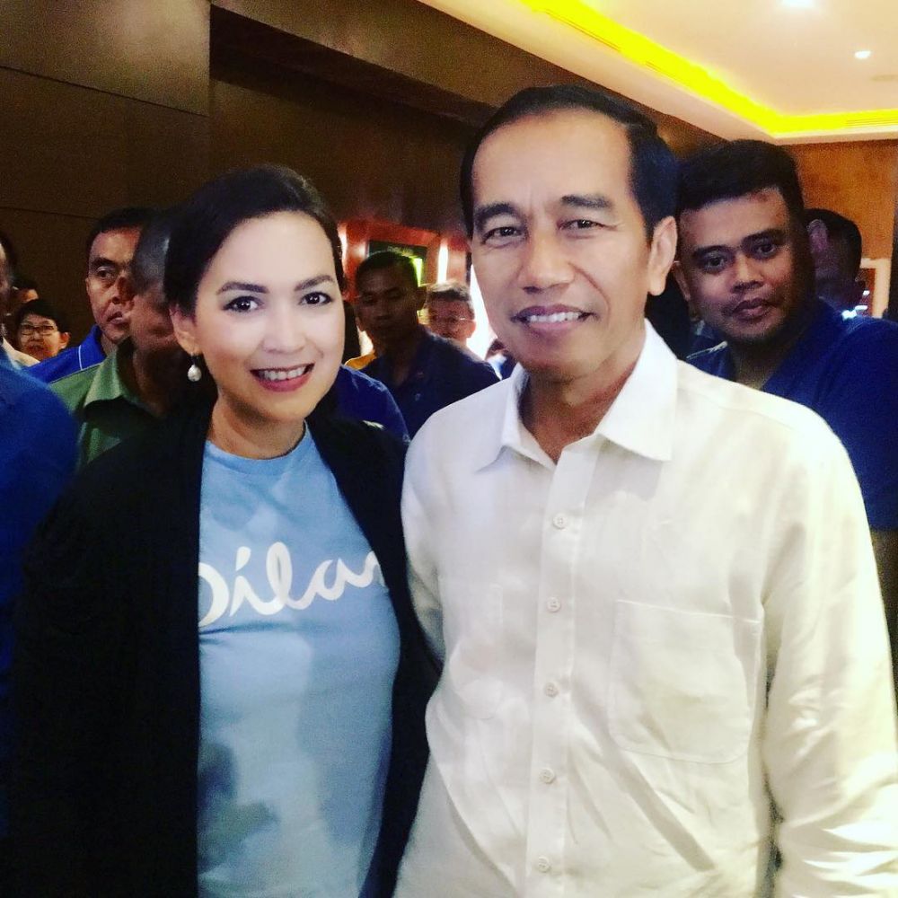 7 Momen Jokowi nonton film Dilan 1990, nostalgia masa SMA