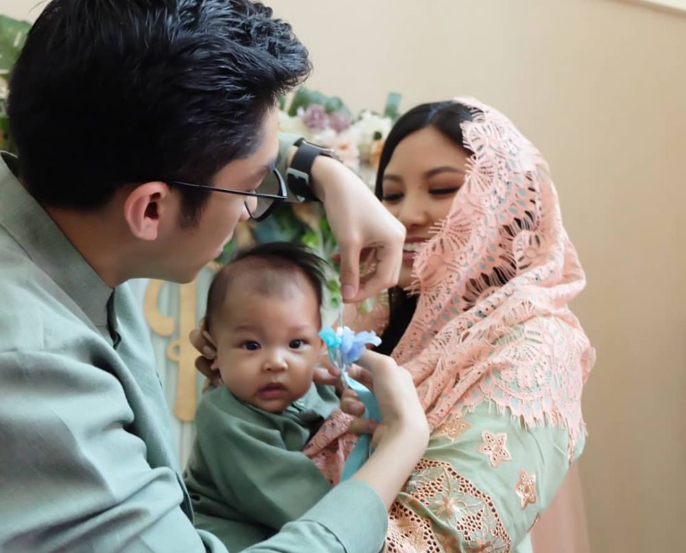 10 Potret sakral akikah Ryoji, anak pertama Zivanna Letisha yang imut