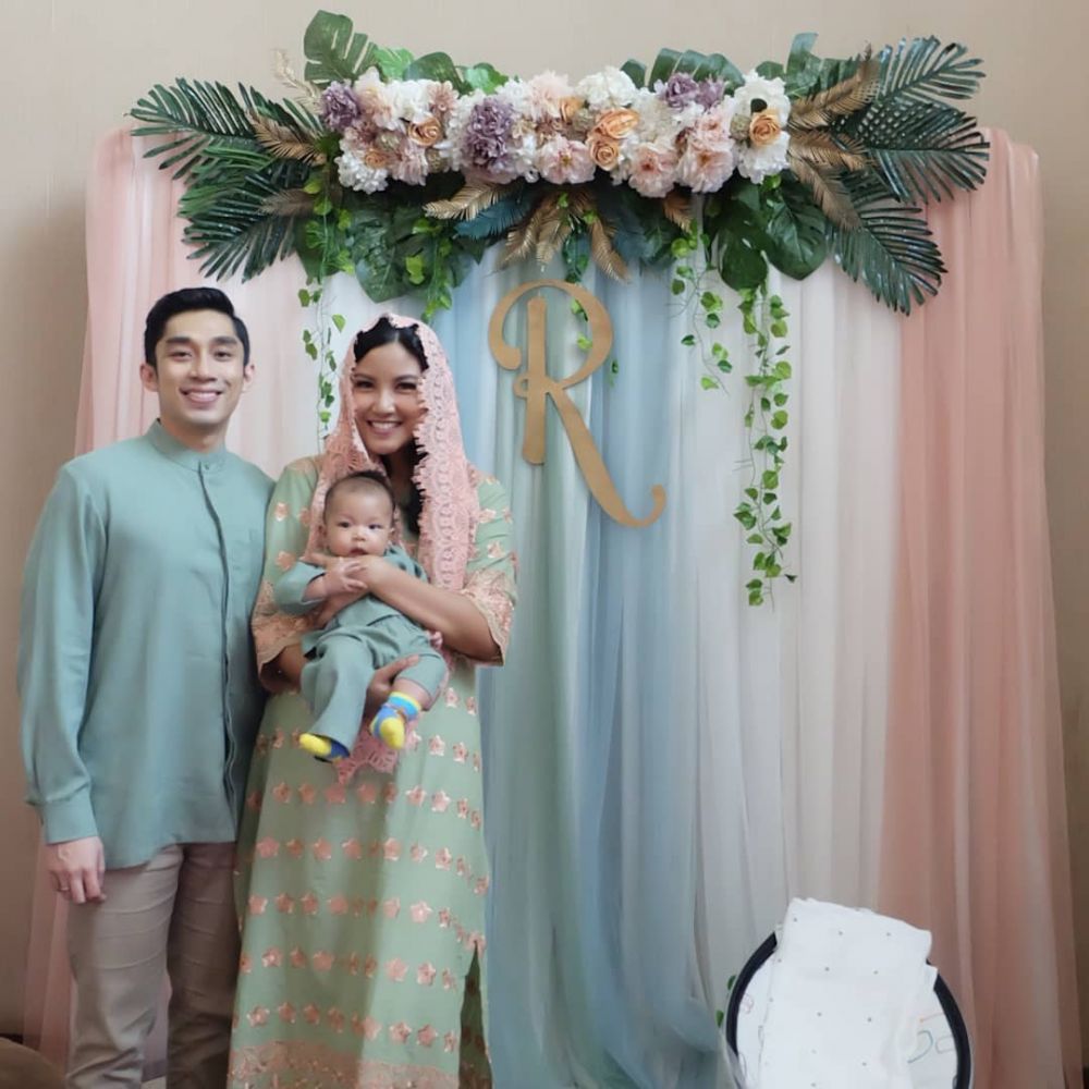 10 Potret sakral akikah Ryoji, anak pertama Zivanna Letisha yang imut