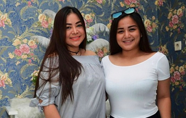 7 Pasang ibu dan anak seleb ini terlibat perseteruan gara-gara asmara