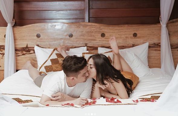 7 Potret bulan madu Selvi Kitty, pose di ranjang sampai mandi bareng