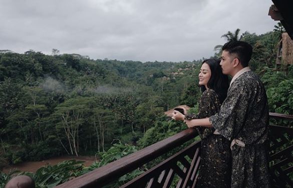 7 Potret bulan madu Selvi Kitty, pose di ranjang sampai mandi bareng