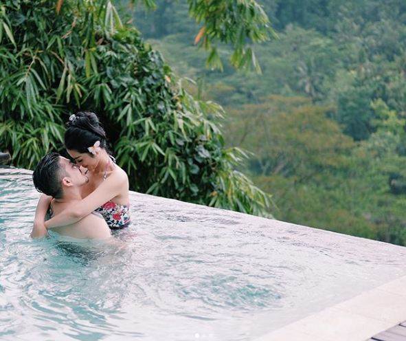 7 Potret bulan madu Selvi Kitty, pose di ranjang sampai mandi bareng