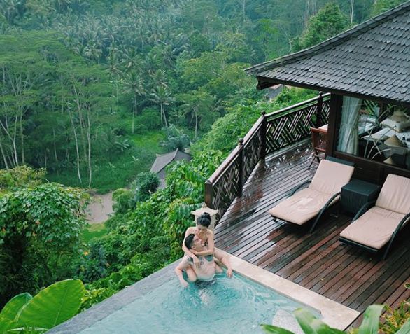 7 Potret bulan madu Selvi Kitty, pose di ranjang sampai mandi bareng