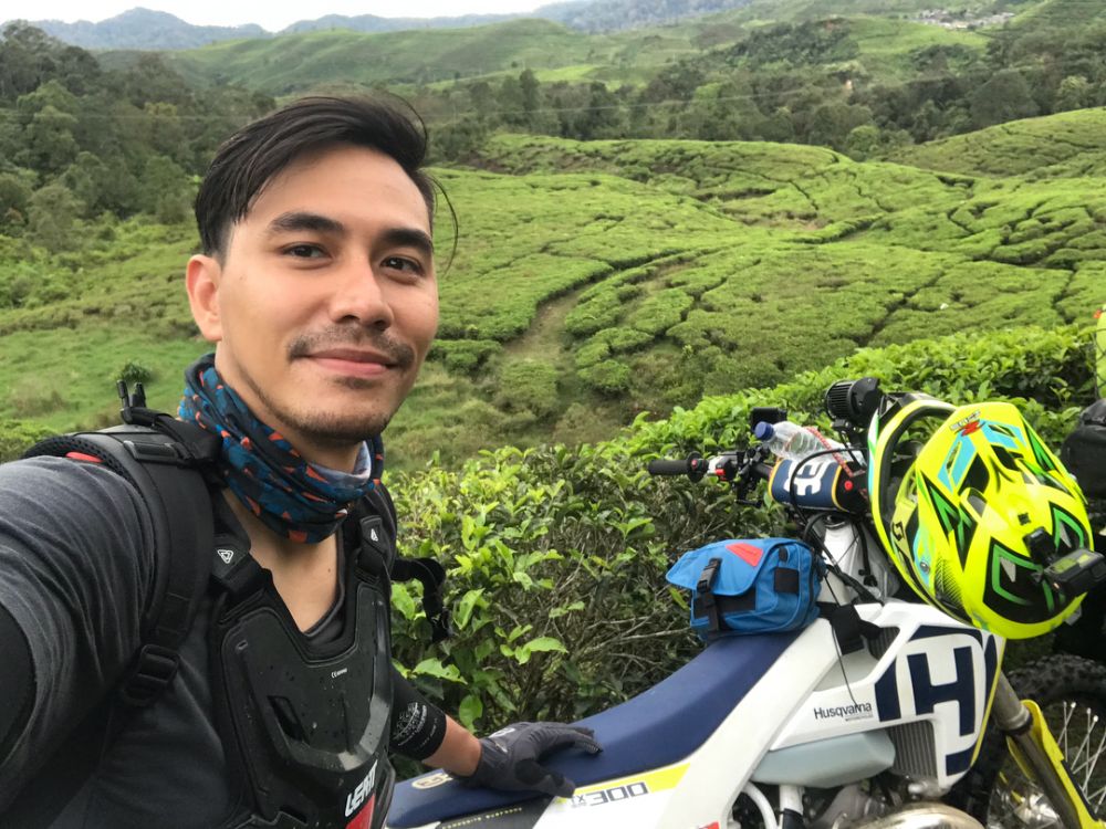 10 Aksi Darius Sinathrya tunggangi motor trail ini kece parah