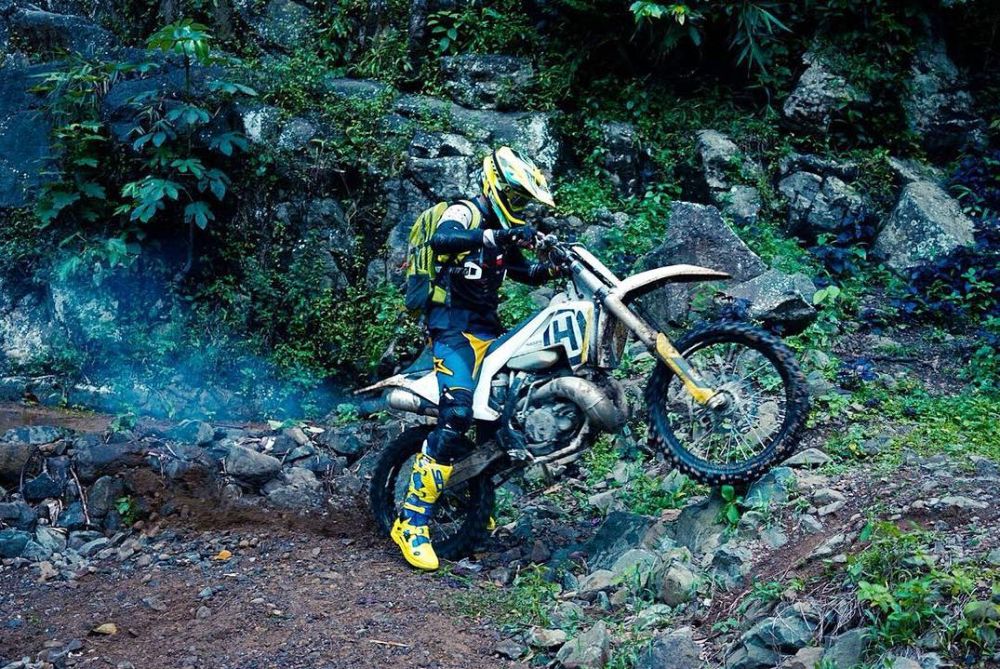 10 Aksi Darius Sinathrya tunggangi motor trail ini kece parah