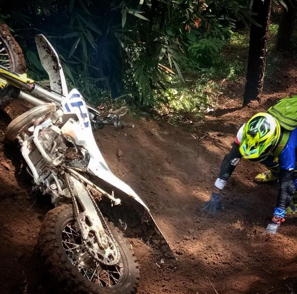 10 Aksi Darius Sinathrya tunggangi motor trail ini kece parah