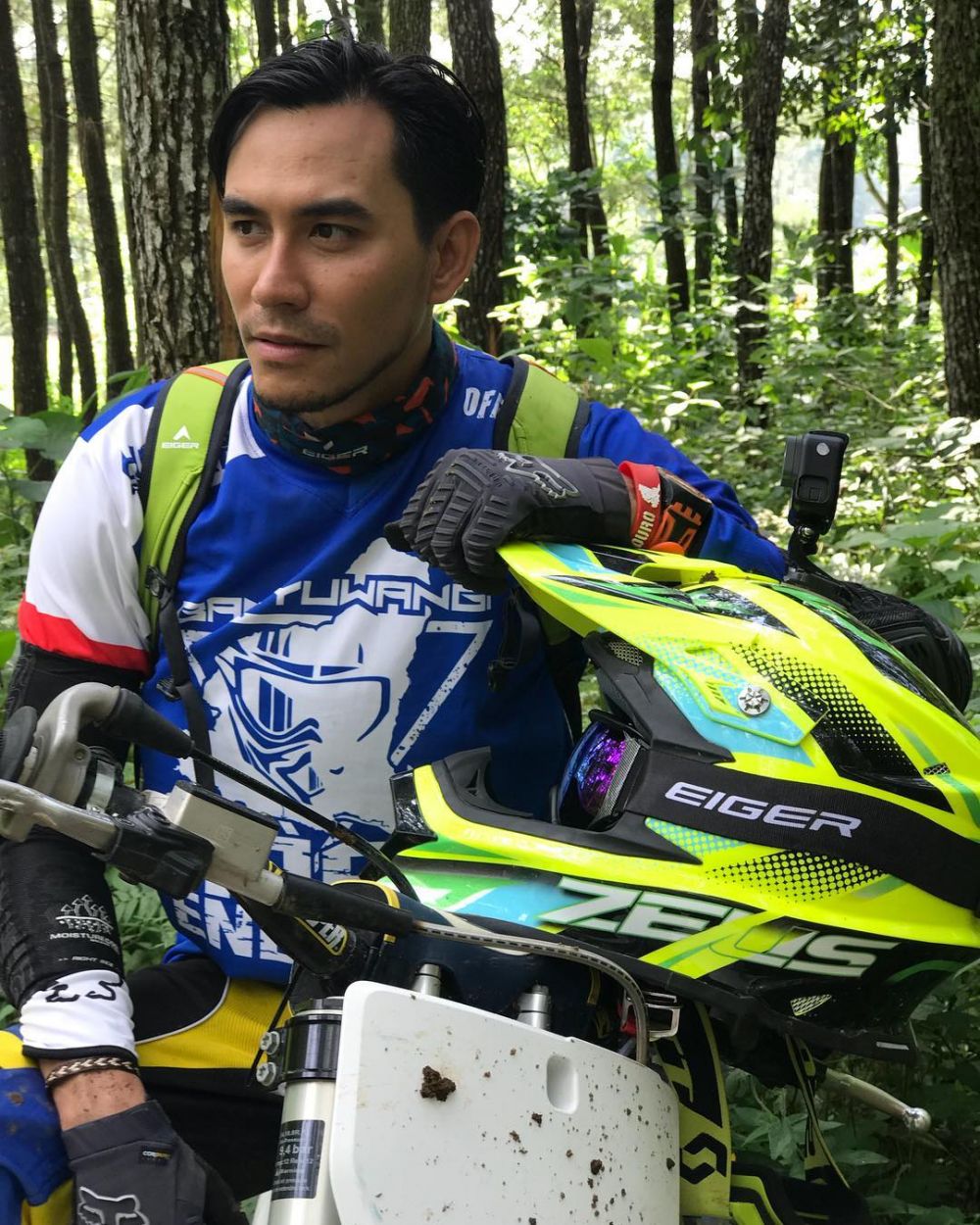 10 Aksi Darius Sinathrya tunggangi motor trail ini kece parah